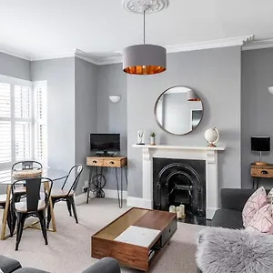 Apartment Modern & Spacious 2 Bedroom Maisonette