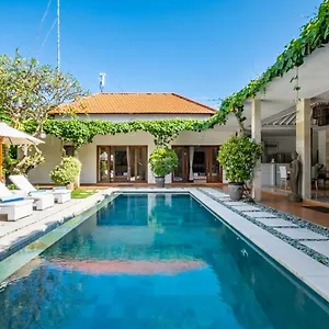 central-seminyak-villa-martini.hotelsseminyak.net/